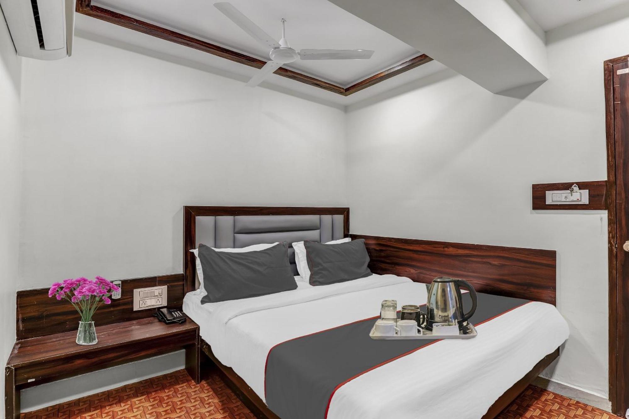 Collection O Laxmi Kuber Hotel Utrān Buitenkant foto