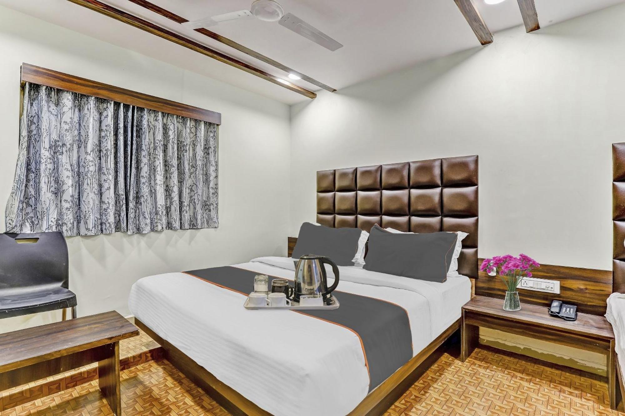 Collection O Laxmi Kuber Hotel Utrān Buitenkant foto